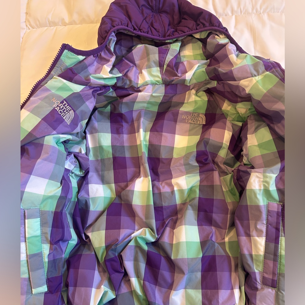 North Face Girls Down Hooded Jacket, Size 6. - Picture 4 of 9